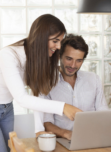 Photo d'un couple qui regarde un ordinateur