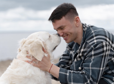 Photo d'un homme avec son chien
